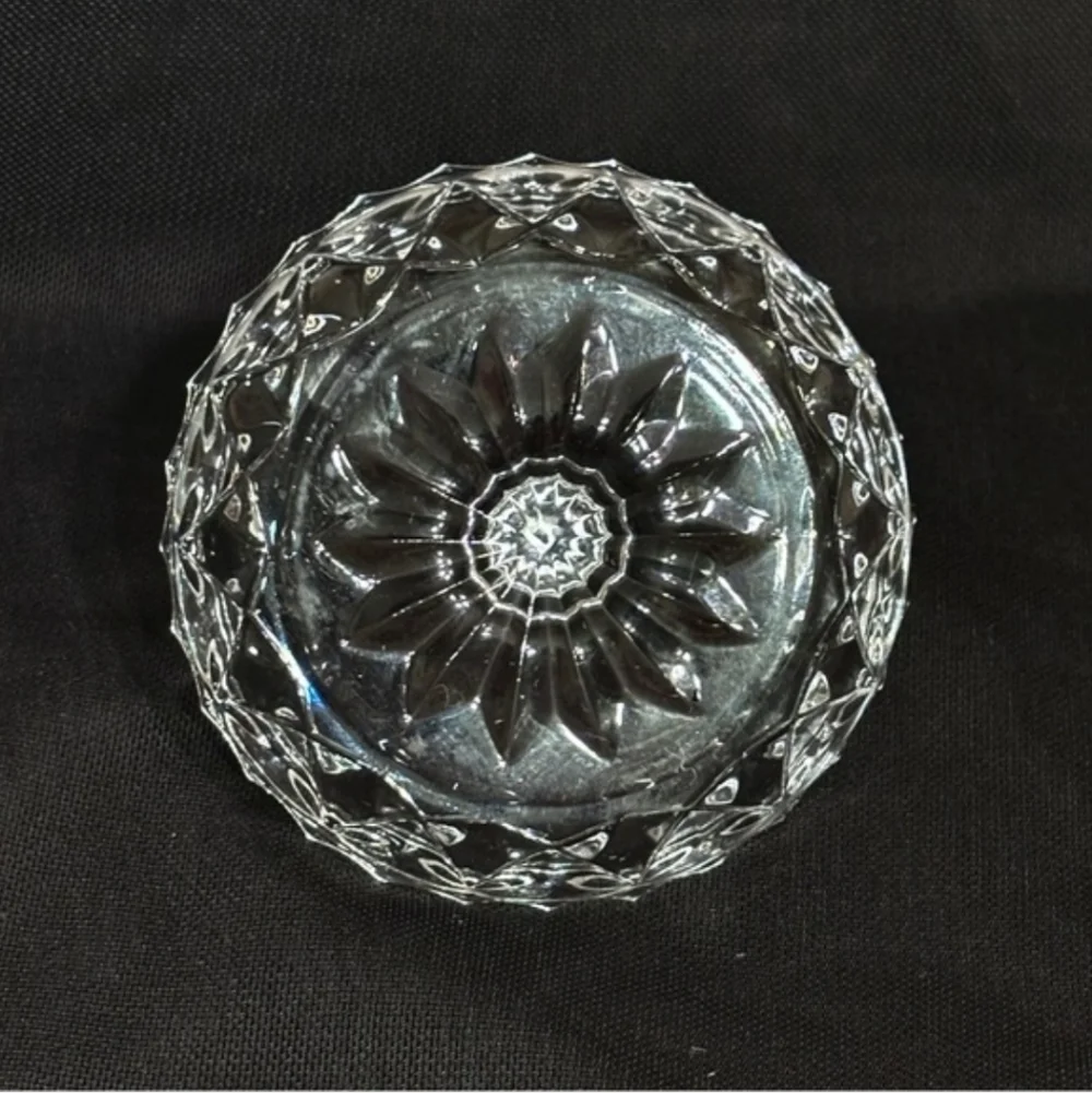 VINTAGE Crystal Cut Base Ringminder Ring HolderVINTAGE Cut base design